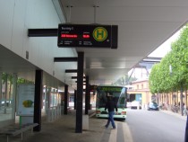 Im Vordergrund die Haltestelle 5 (Abfahrt der Linien 200,208,220). Dahinter die Ankunfts-Haltestelle 6. Rechts neben den Bumen liegt der Bahnhofsvorplatz.