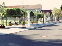 Blick auf die Haltestellen 3, 2, 1 (von vorn nach hinten). Im Hintergrund verläuft von links nach rechts die Samuel-Schröter-Straße.
