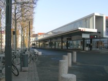 Diese Ansicht zeigt den Erfurter Busbahnhof vom Bahnhofsvorplatz aus gesehen. An dieser Seite befinden sich die Haltestellen 6, 5, 4 (von vorn nach hinten).